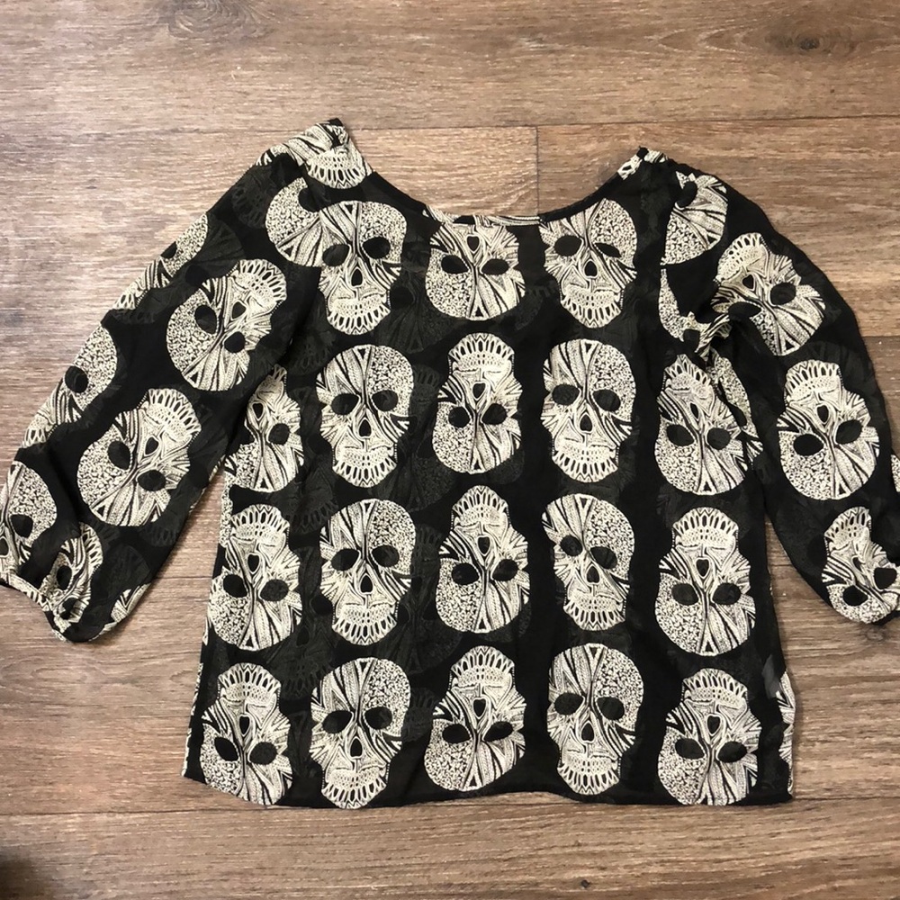 Shear skull bow back top